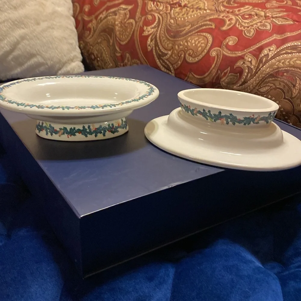 Set of 2 Bath & Body Works ceramic pedestal based Christmas soap dishes vintage